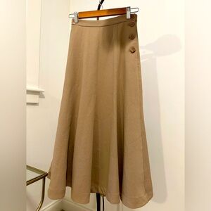 Wilfred midi skirt, crepe-like fabric in a beige color. In excellent condition!